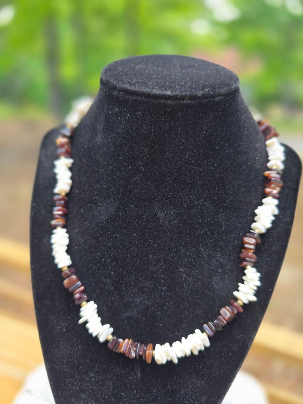 Vintage 1990s Alternating Brown White Shell Chip Necklace